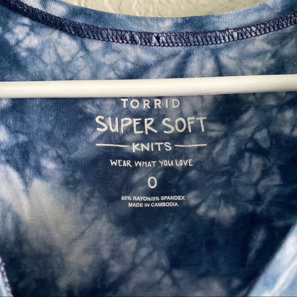 Torrid Super Soft Tie Dye Blue & White t shirt size 0 - Picture 2 of 3